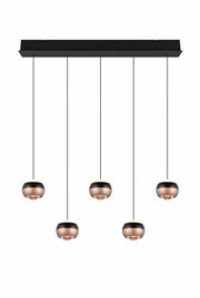 Moderne Pendelleuchte Orbit mit fünf kugelförmigen Lampen, hängend an dünnen Kabeln von einer rechteckigen Deckenhalterung, seitliche Perspektive.