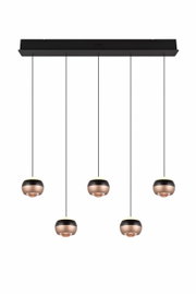 Moderne Pendelleuchte Orbit mit fünf kugelförmigen Lampen, hängend an dünnen Kabeln von einer rechteckigen Deckenhalterung, seitliche Perspektive.