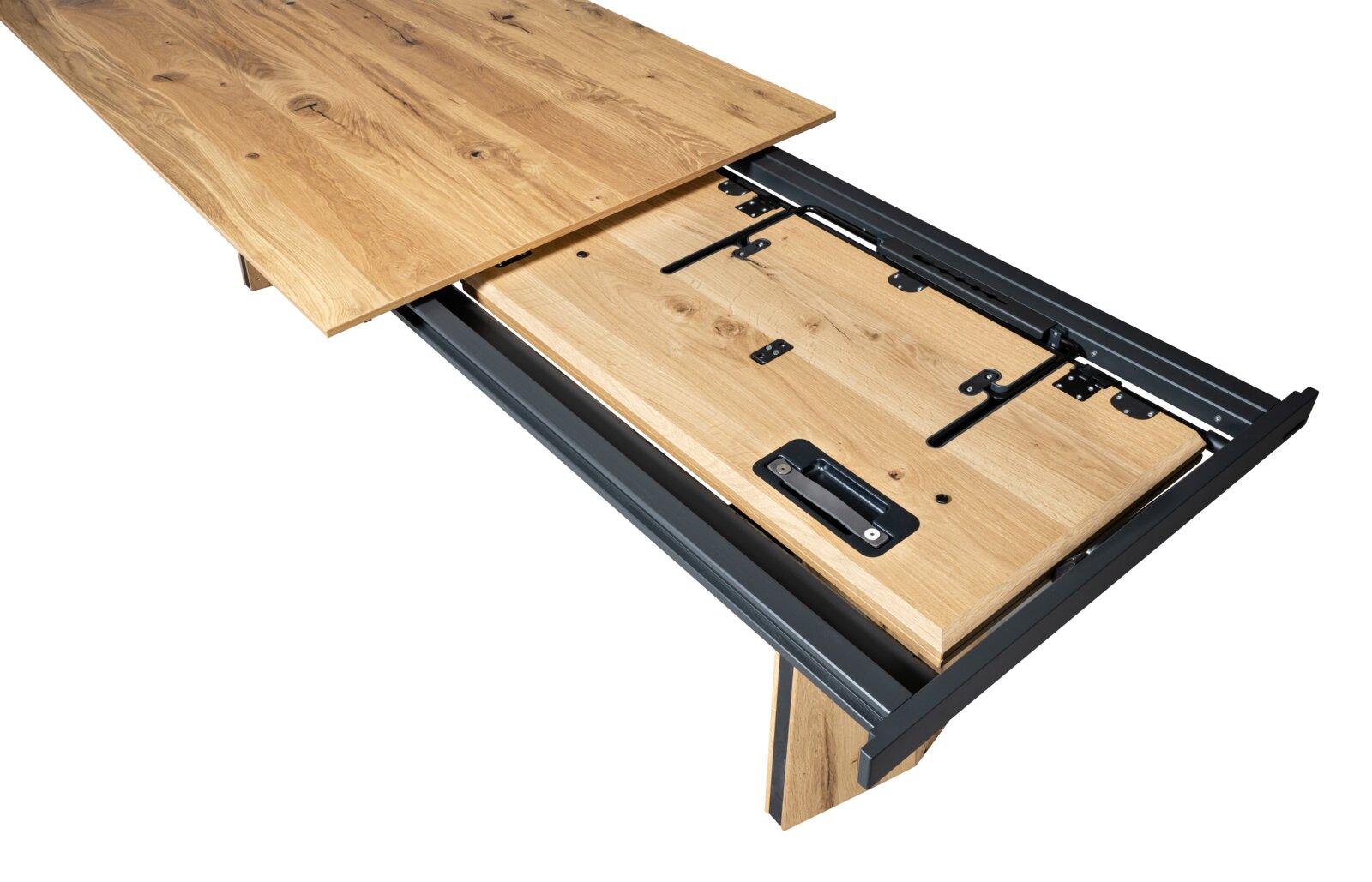 Uitschuifbare eettafel met massief houten blad en zwart metalen uitschuifmechanisme, schuin van bovenaf bekeken, met het blad gedeeltelijk uitgeschoven zodat de rails zichtbaar zijn
