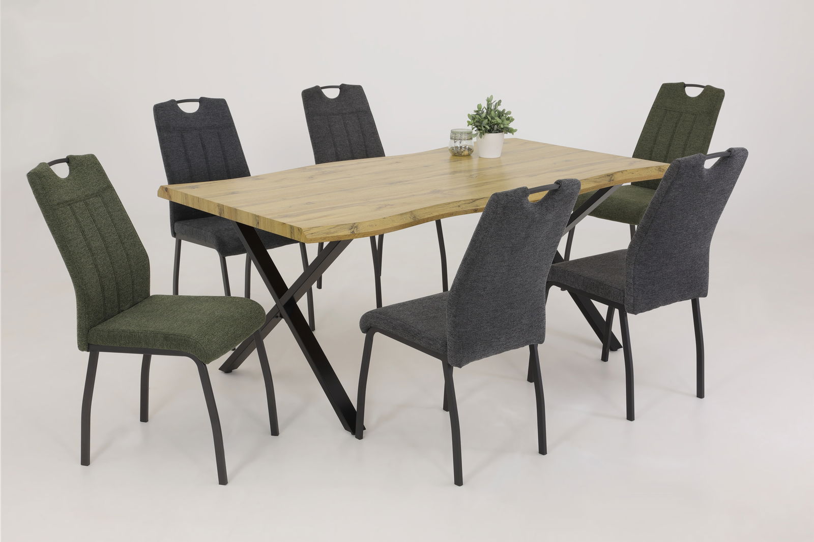 Essgruppe mit einem Holztisch und sechs Stühlen in verschiedenen Farben, seitliche Perspektive