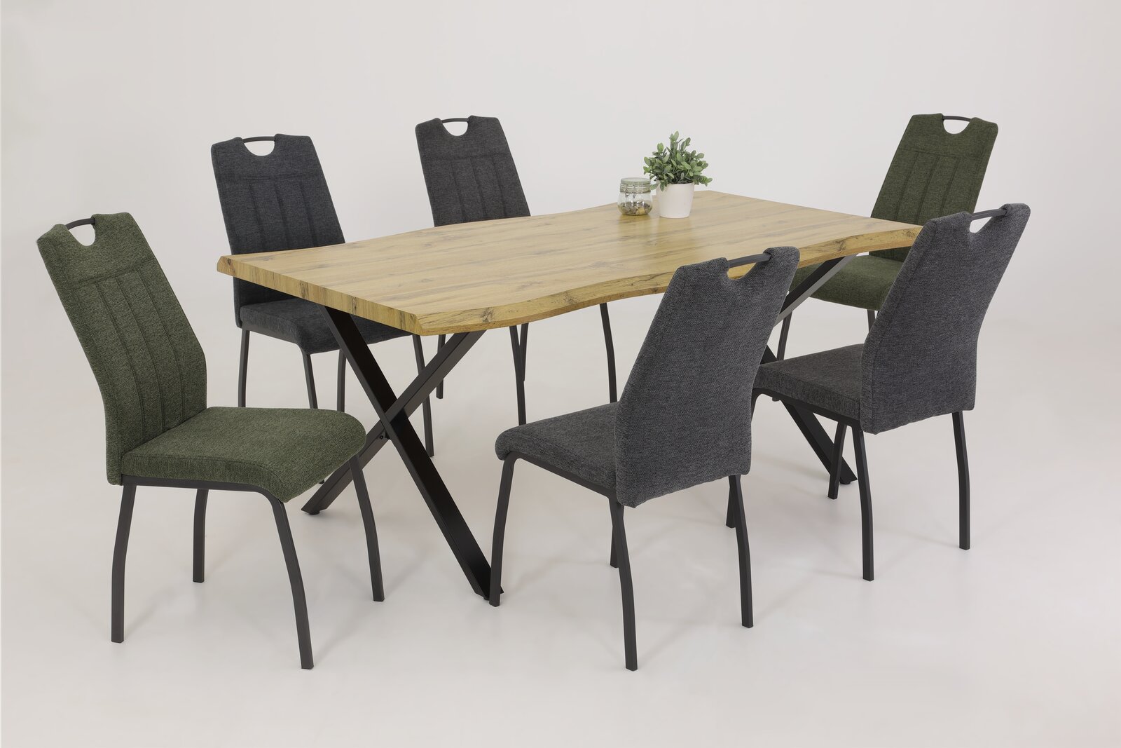 Essgruppe mit einem Holztisch und sechs Stühlen in verschiedenen Farben, seitliche Perspektive