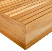 Close-up van een hoek van een houten uitschuifbare tafel met strakke lijnen en een natuurlijke houtnerf.
