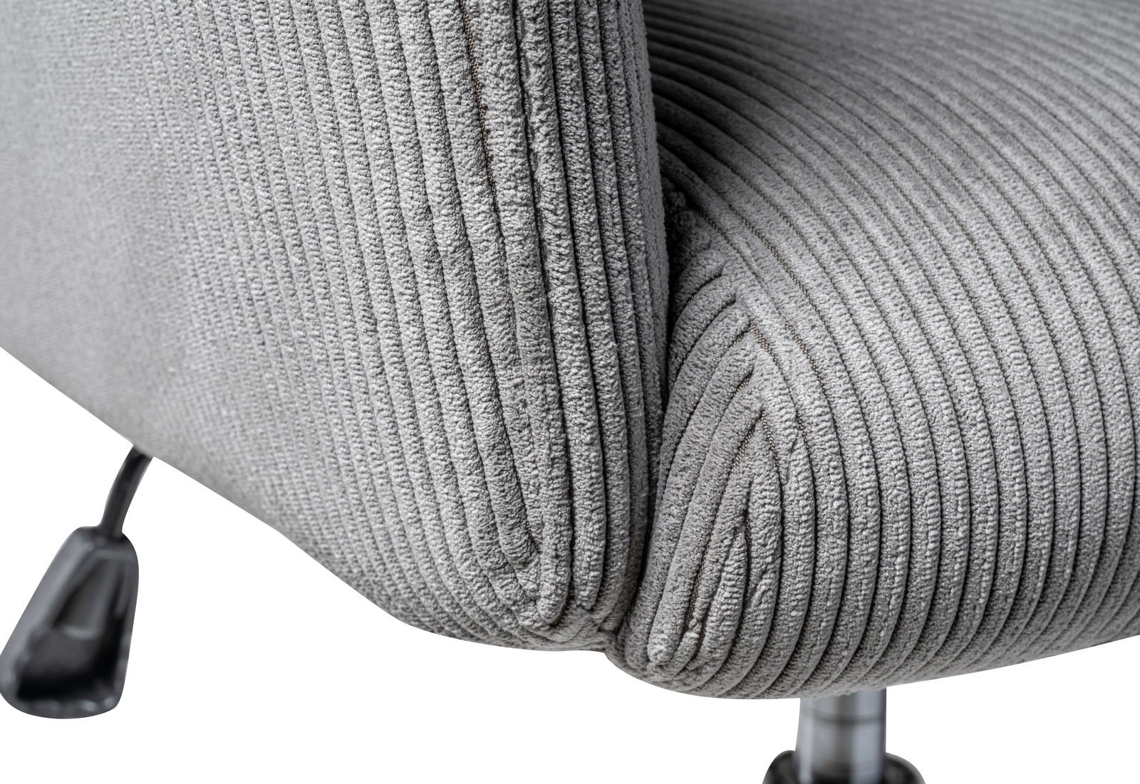 Nahaufnahme eines grauen Drehstuhls mit geripptem Stoffbezug, seitliche Perspektive