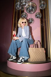 Tasche im Rautenmuster-Design in einem modernen, stilvollen Ambiente, seitliche Perspektive