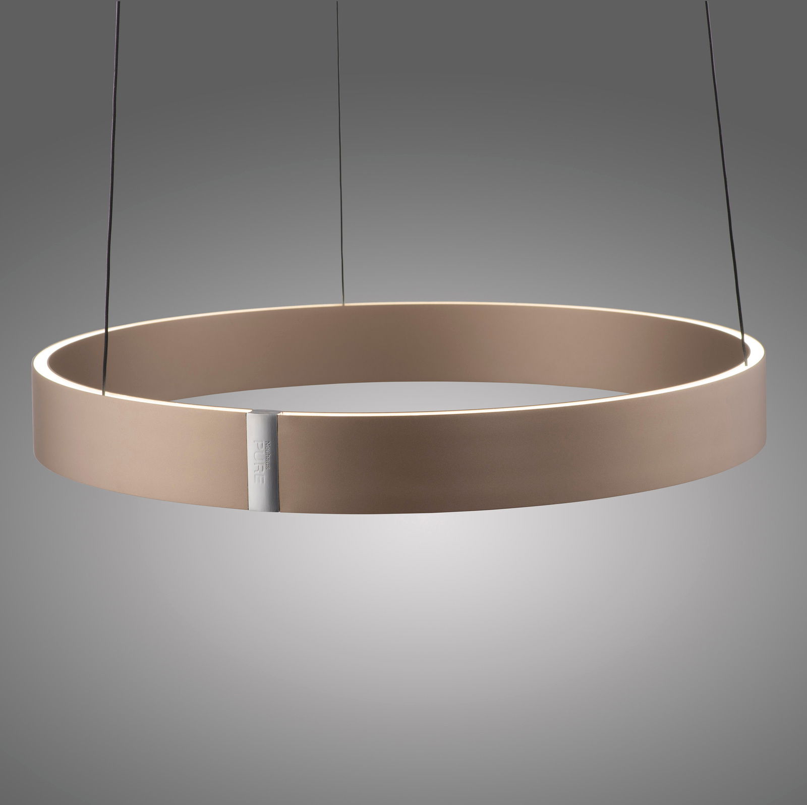 Moderne LED-Pendelleuchte in Ringform, seitliche Perspektive