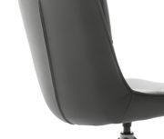 Rückansicht eines modernen grauen Stuhls mit gepolsterter Rückenlehne und sichtbarer Naht.