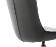 Rückansicht eines modernen grauen Stuhls mit gepolsterter Rückenlehne und sichtbarer Naht.