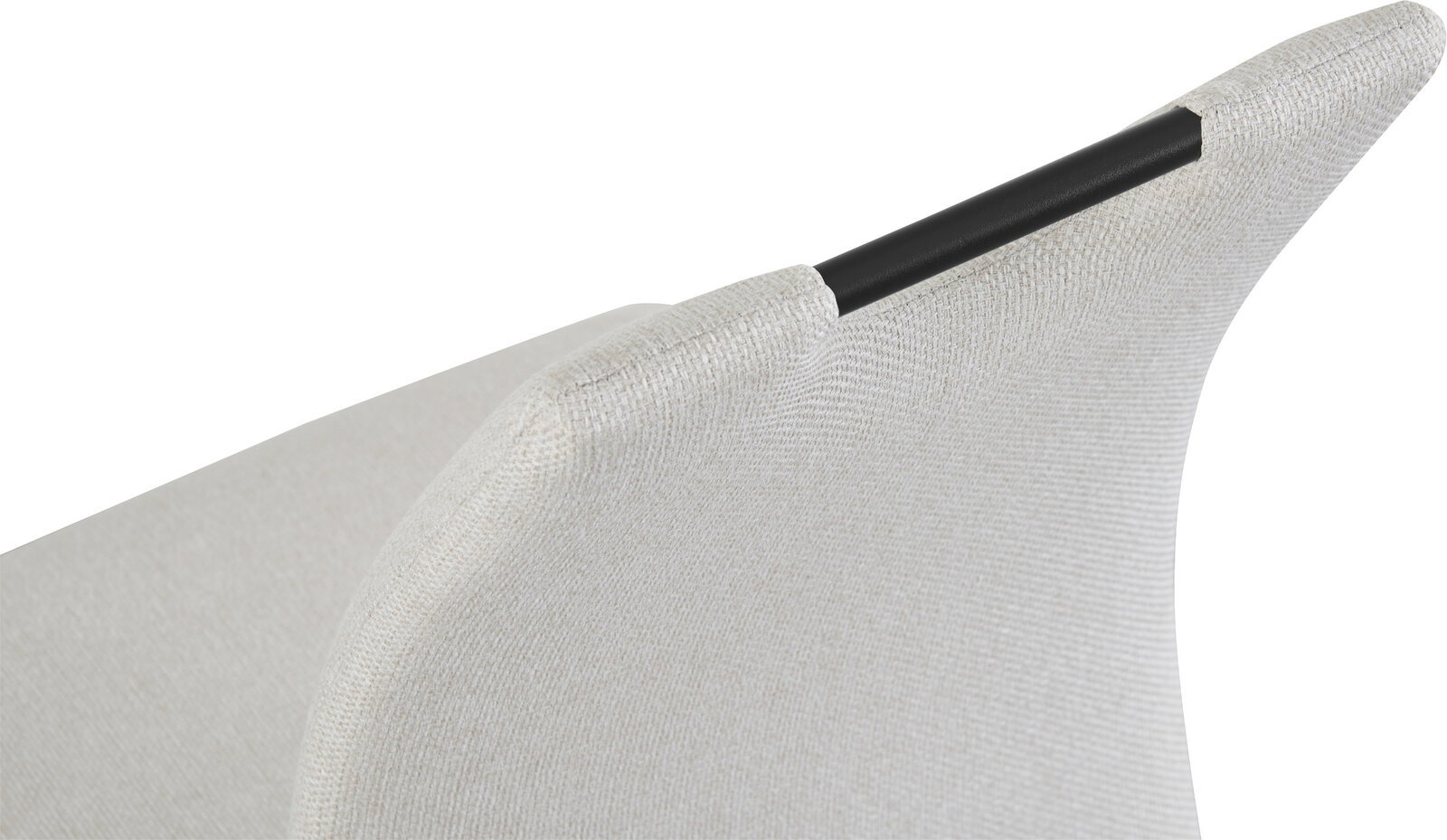 Detailaufnahme aus schräger Seitenperspektive: gepolsterte Rückenlehne eines modernen Stuhls mit hellbeigem Stoffbezug und schwarzer Metallstrebe.