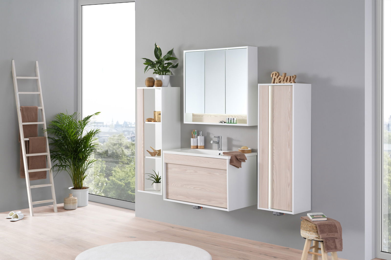 Modernes Badezimmer mit hängendem Regal in Holzoptik, seitlicher Perspektive