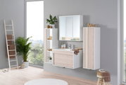 Modernes Badezimmer mit hängendem Regal in Holzoptik, seitlicher Perspektive