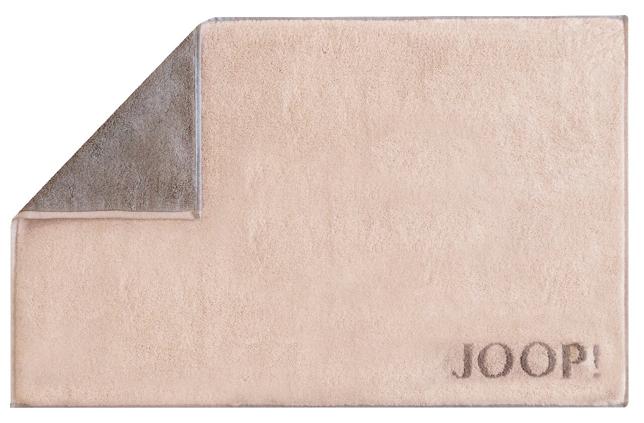 JOOP! Badematte DOUBLEFACE Beige Badematte mit umgeschlagener Ecke, die die graue Unterseite zeigt, und dem Schriftzug 'JOOP!' in der unteren rechten Ecke. Draufsicht.