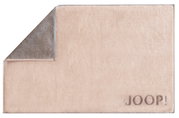Beige Badematte mit umgeschlagener Ecke, die die graue Unterseite zeigt, und dem Schriftzug 'JOOP!' in der unteren rechten Ecke. Draufsicht.