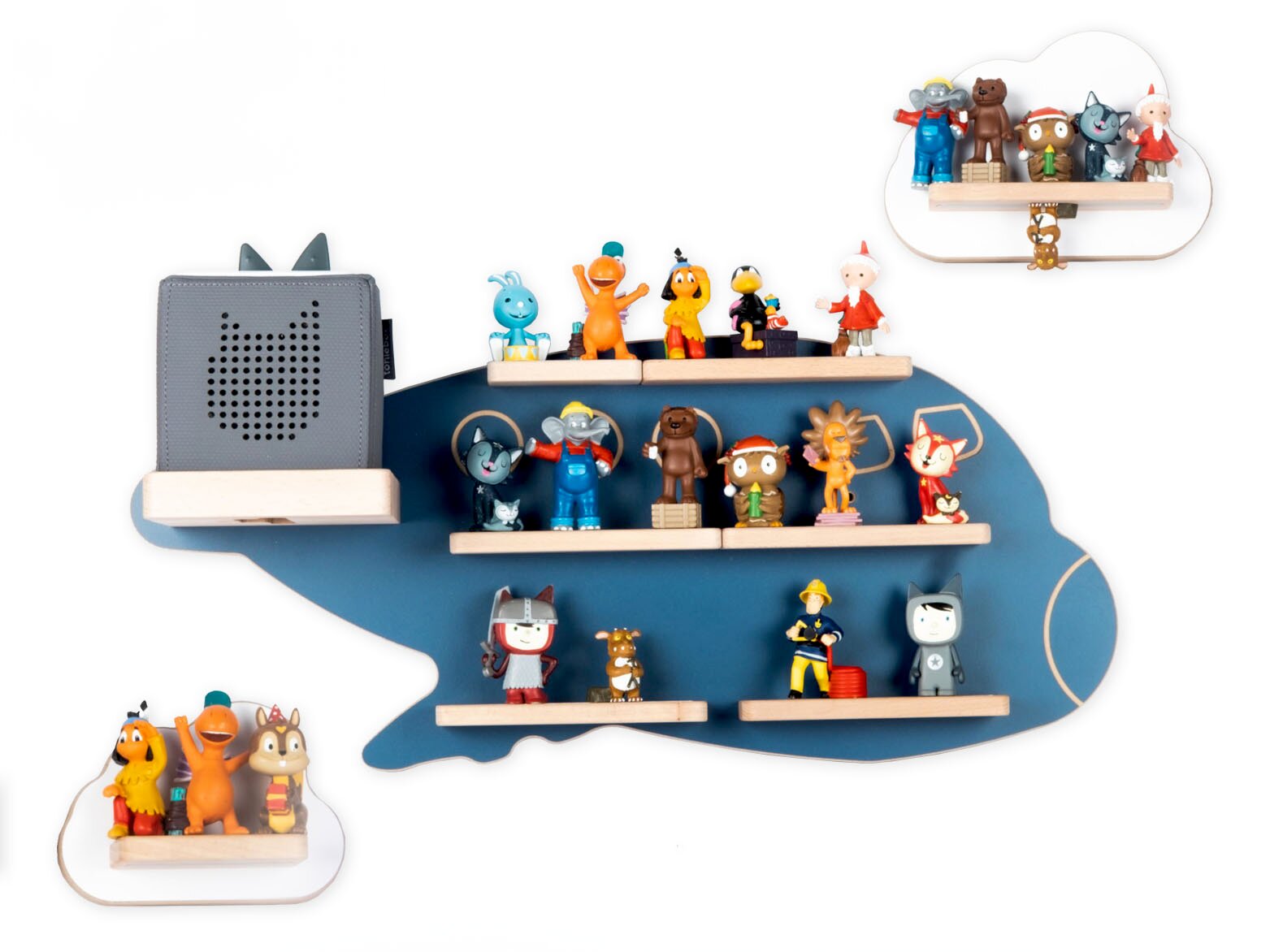 Blaues, wolkenförmiges Wandregal mit mehreren Holzablagen und aufgestellten Spielfiguren, links mit kleinem grauen Lautsprecher; Frontalansicht.
