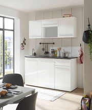 Moderne Single-Küche in Weiß mit Oberschränken, Spüle und Arbeitsfläche, seitliche Perspektive