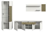 Moderne Wohnwand in Weiß mit geometrischen Akzenten, bestehend aus einem hohen Schrank mit Glastüren, einem Sideboard mit Schubladen und einem Wandregal. Frontalansicht.