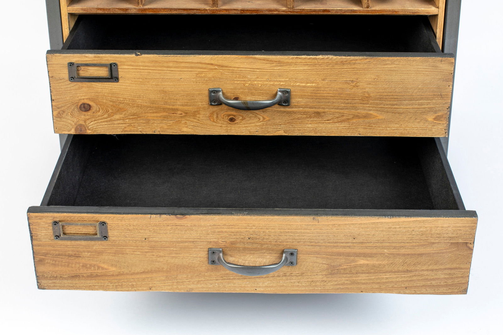 Weinregal mit zwei offenen Schubladen aus Holz, Frontansicht