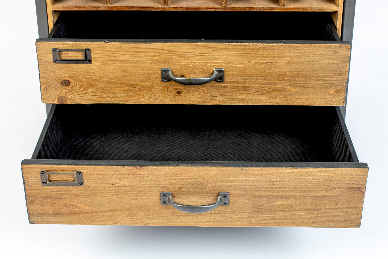 Weinregal mit zwei offenen Schubladen aus Holz, Frontansicht