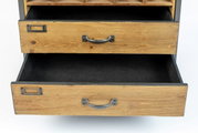 Weinregal mit zwei offenen Schubladen aus Holz, Frontansicht
