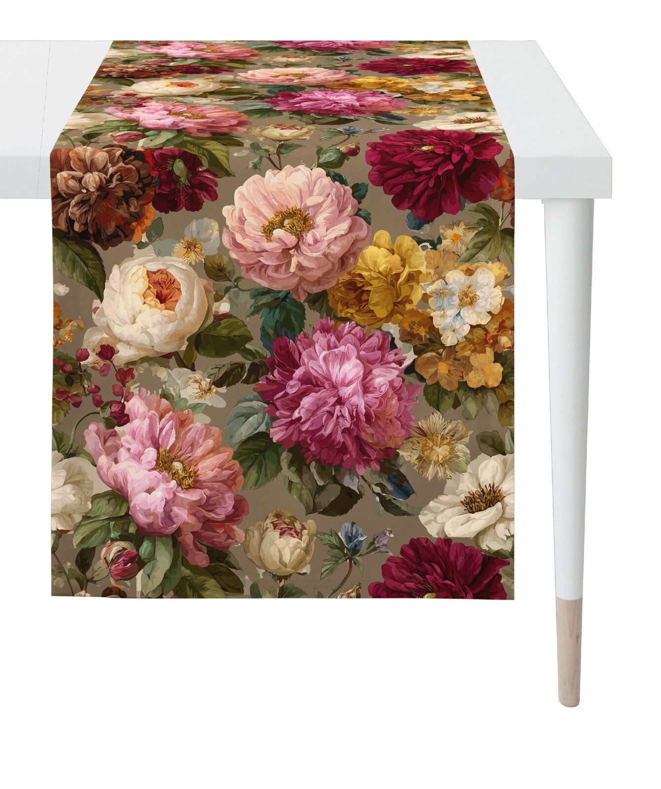 Dekorativer Tischläufer mit üppigem floralem Vintage-Muster in Rosa, Bordeaux, Creme und Gold auf taupefarbenem Grund, aus schräger Frontansicht auf einem weißen Tisch präsentiert