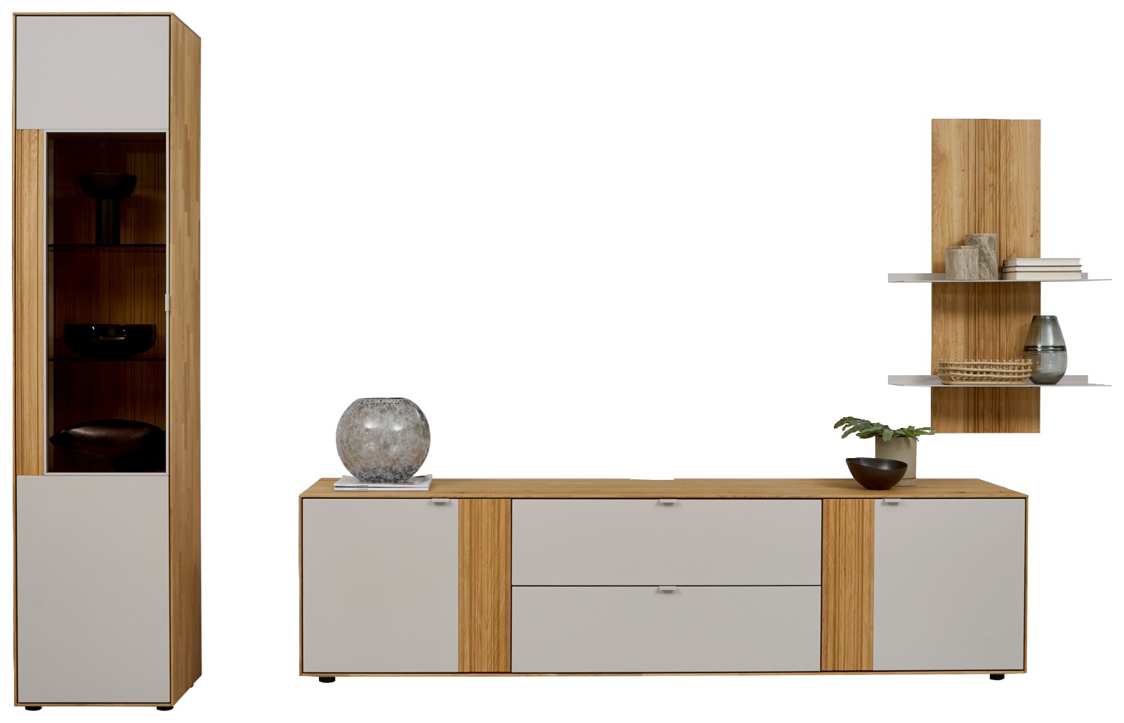 Moderne Wohnwand in Eiche-Optik mit hellgrauen Fronten: links hoher Vitrinenschrank mit Glasbereich, mittig breites Lowboard mit Türen und Schubladen, rechts Wandpaneel mit zwei Regalböden; Frontansicht/gerade Perspektive.