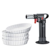 Crème Brûlée-Set mit vier weißen Schälchen und einem schwarzen Flambierbrenner, seitliche Ansicht