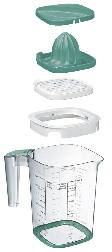 Messbecher-Set mit 1,5L Fassungsvermögen, bestehend aus einem transparenten Behälter mit Griff und Messskalen, einem grünen Deckel, einem Zitruspressenaufsatz, einer Reibe und einem weiteren Einsatz, seitliche Perspektive.