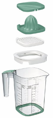 Messbecher-Set mit 1,5L Fassungsvermögen, bestehend aus einem transparenten Behälter mit Griff und Messskalen, einem grünen Deckel, einem Zitruspressenaufsatz, einer Reibe und einem weiteren Einsatz, seitliche Perspektive.