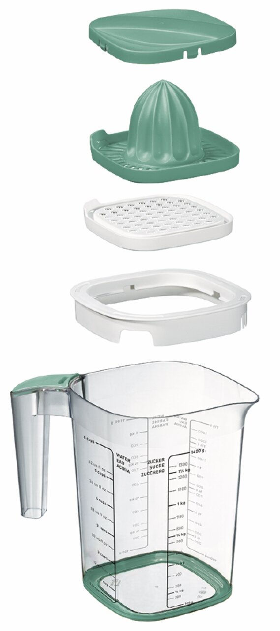 rotho Back-Messbecher LOFT Messbecher-Set mit 1,5L Fassungsvermögen, bestehend aus einem transparenten Behälter mit Griff und Messskalen, einem grünen Deckel, einem Zitruspressenaufsatz, einer Reibe und einem weiteren Einsatz, seitliche Perspektive.