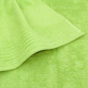 Nahaufnahme eines hellgrünen Handtuchs mit feiner Struktur und dekorativen Streifen am Rand.
