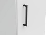 Nahaufnahme eines weißen Mehrzweckschranks mit schwarzem Griff, seitliche Perspektive