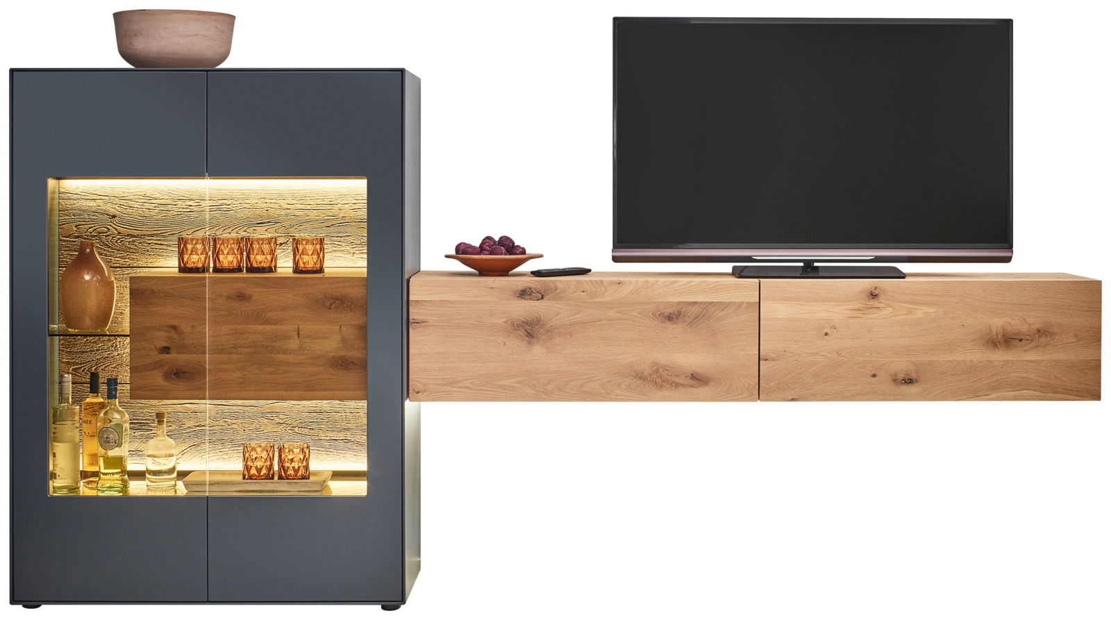 Moderne Wandkombination mit beleuchtetem Vitrinenschrank und hölzernem TV-Board, seitliche Perspektive