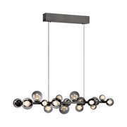 Moderne LED-Pendelleuchte mit mehreren kugelförmigen Glaselementen, seitliche Perspektive