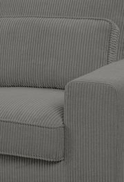 Nahaufnahme eines grauen Sofas mit geripptem Stoffbezug, Blick auf die Armlehne und Sitzfläche.