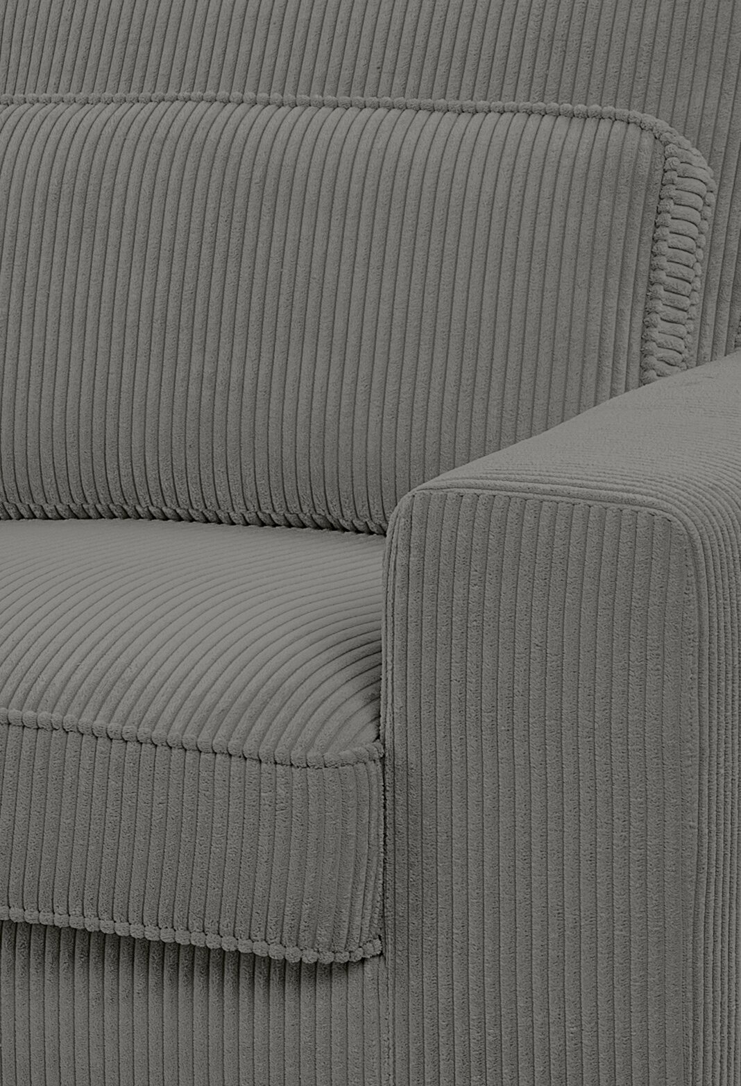 Nahaufnahme eines grauen Sofas mit geripptem Stoffbezug, Blick auf die Armlehne und Sitzfläche.