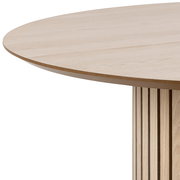 Runder Esstisch aus hellem Holz mit gestreiftem Standfuß, seitliche Perspektive