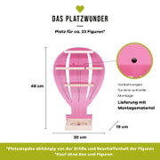 Frontansicht eines pinken, ballonförmigen Wandregals „Das Platzwunder“ mit drei Holzablagen und Holzbox unten; Maße ca. 48 cm hoch, 30 cm breit, 19 cm tief; Platz für ca. 23 Figuren; mit Vorbohrungen und Montagematerial.