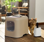 Katzenstreu Reinigungsset mit modernem Design, im Vordergrund eine Katze neben einer Katzentoilette und Reinigungswerkzeug, seitliche Perspektive