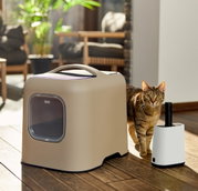 Katzenstreu Reinigungsset mit modernem Design, im Vordergrund eine Katze neben einer Katzentoilette und Reinigungswerkzeug, seitliche Perspektive