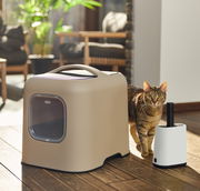 Katzenstreu Reinigungsset mit modernem Design, im Vordergrund eine Katze neben einer Katzentoilette und Reinigungswerkzeug, seitliche Perspektive