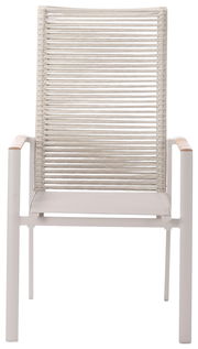 Moderner Stapelsessel mit hoher Rückenlehne, aus hellem Material mit Seilbespannung, frontal abgebildet.