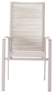Moderne stapelstoel met hoge rugleuning, gemaakt van licht materiaal met een bekleding van touw, afgebeeld van voren.