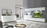 Modernes Wohnzimmer mit weißem TV-Lowboard, Hängeschrank und Sideboard in einer eleganten, hellen Umgebung. Perspektive von vorne.