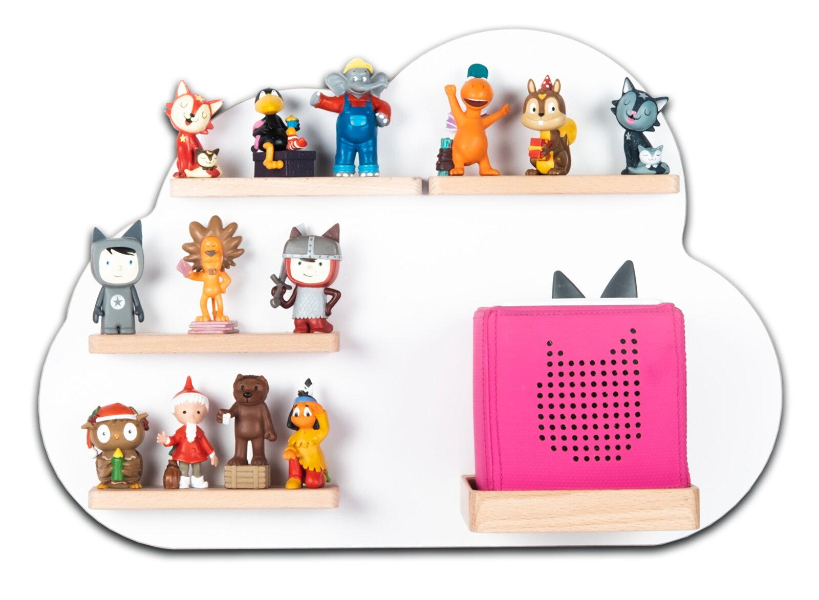 Frontansicht eines weißen, wolkenförmigen Wandregals mit mehreren Holzablagen, darauf bunte Spielfiguren rechts unten steht eine pinke Tasche/Box mit Katzenmotiv in einer Holzhalterung.