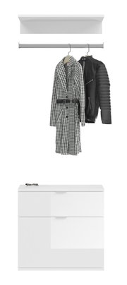 Frontale Ansicht einer weißen Garderobenkombination mit Hängestange, auf der ein Mantel und eine Jacke hängen, sowie einem Schuhschrank darunter.