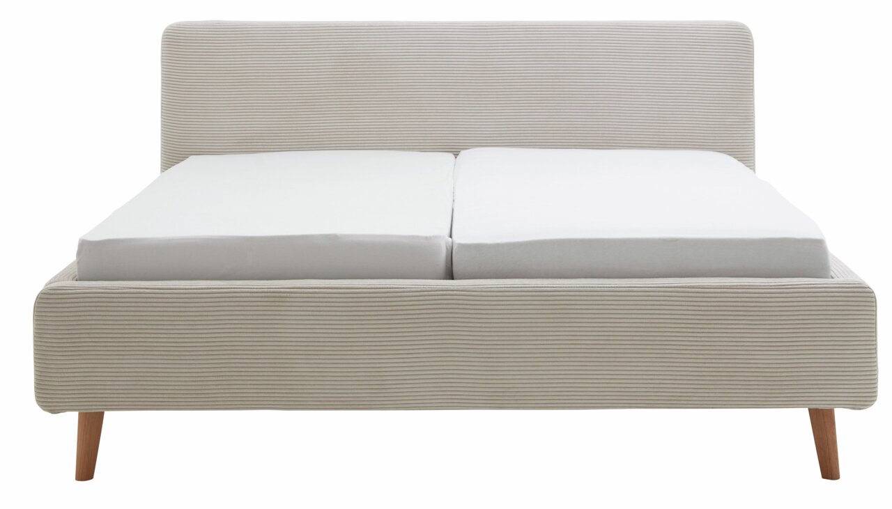 Frontale Ansicht eines Polsterbettgestells mit hellgrauem Stoffbezug und Holzbeinen.