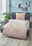 Bett mit Satin-Bettwäsche in sanften Farbverläufen von Beige zu Rosa, fotografiert aus einer seitlichen Perspektive in einem modern eingerichteten Schlafzimmer.
