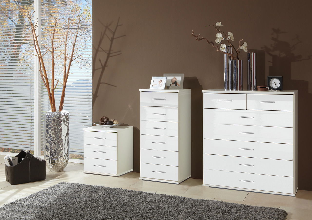 XORA Schubkastenkommode MALTA Weiße Schubkastenkommoden der Serie XORA MALTA in einem modernen Raum, seitliche Perspektive.