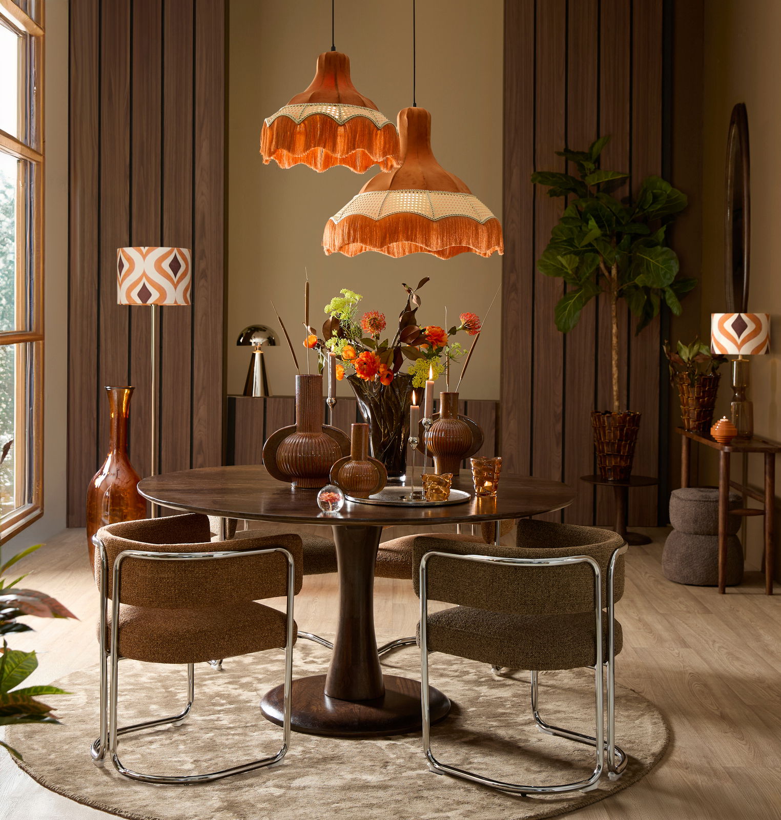 Moderner Armlehnstuhl mit braunem Stoffbezug und verchromtem Gestell, seitliche Perspektive in einem stilvoll eingerichteten Esszimmer.