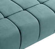 Nahaufnahme eines grünen Schlafsofas mit gestepptem Stoffbezug, seitliche Perspektive