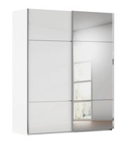 Moderne witte schuifdeurkast met grote spiegeldeur en zilverkleurige profielen, schuin van voren gezien